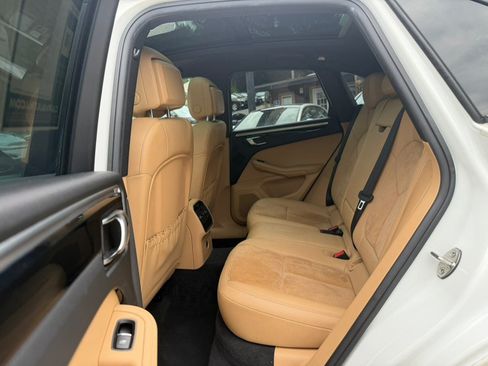 Used 2018 Porsche Macan AWD/4WD image 23