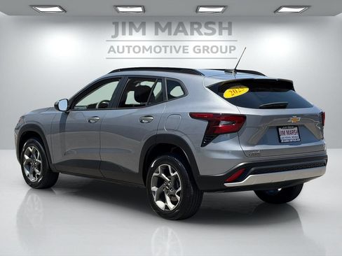 Used 2025 Chevrolet Trax LT FWD image 4