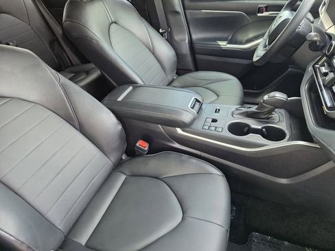 Certified 2025 Toyota Highlander XLE FWD image 12
