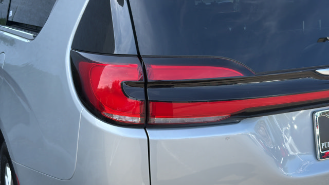 Used 2024 Chrysler Pacifica Touring-L FWD image 35