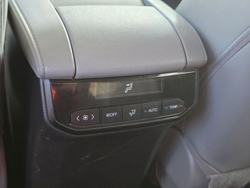 Used 2023 Toyota Highlander XLE image 29