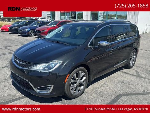 Used 2017 Chrysler Pacifica Limited FWD image 1