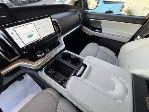 Certified 2025 Ford Expedition Platinum image 19