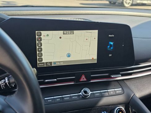 Used 2023 Hyundai Elantra Limited image 33