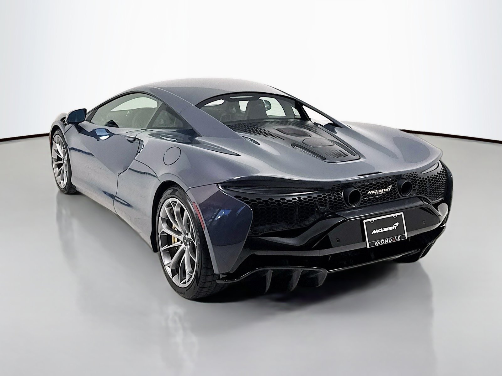 Used 2025 McLaren Artura RWD image 6