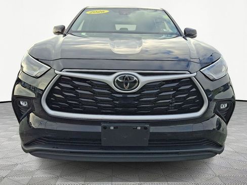 Used 2024 Toyota Highlander LE AWD/4WD image 2