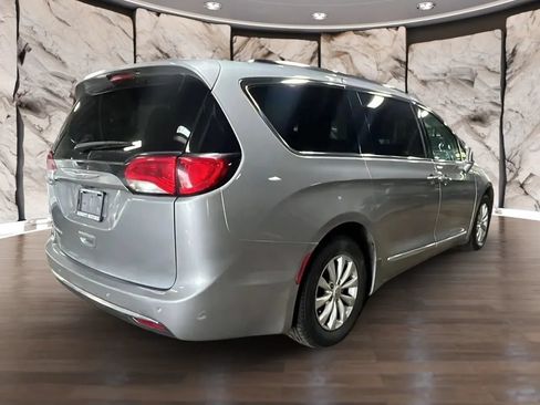 Used 2019 Chrysler Pacifica Touring-L FWD image 9
