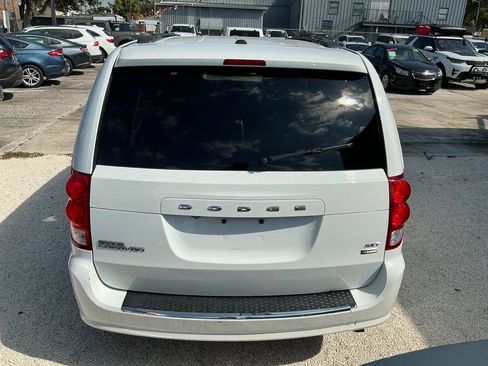Used 2019 Dodge Grand Caravan SXT image 4