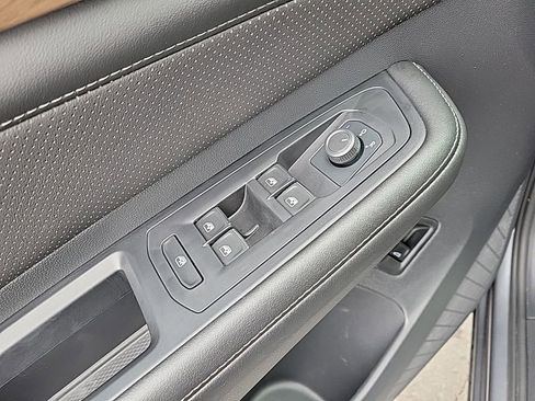 Used 2024 Volkswagen Atlas SE image 32