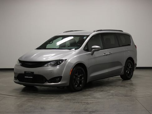 Used 2020 Chrysler Pacifica Touring-L Plus FWD image 4