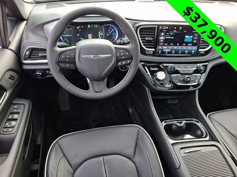 Used 2025 Chrysler Pacifica Premium image 12