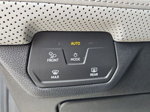 Used 2024 Volkswagen Atlas Peak Edition SE AWD/4WD image 31