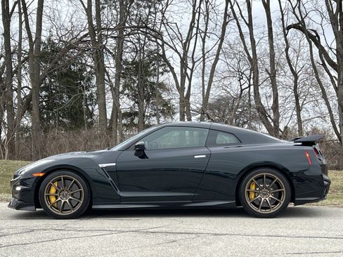Used 2024 Nissan GT-R T-spec w/ T-Spec Takumi Edition image 2