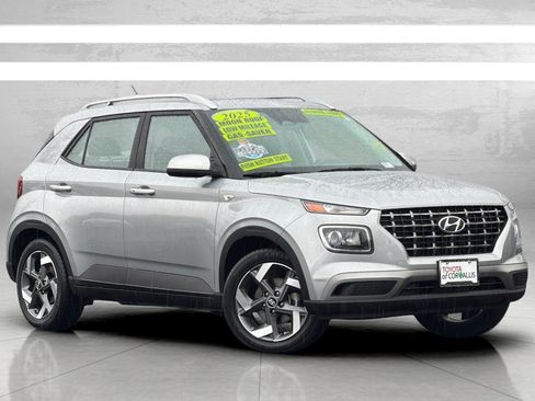 Used 2025 Hyundai Venue SEL image 2