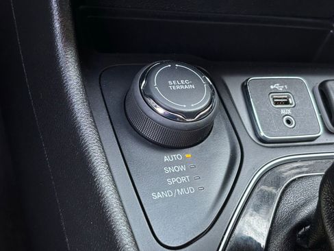 Used 2021 Jeep Cherokee Limited AWD/4WD image 10