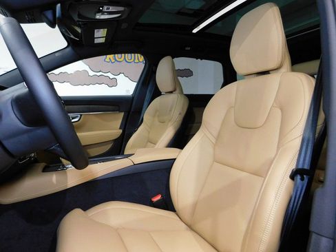 Used 2026 Volvo V90 B6 Cross Country Ultra image 39
