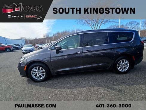 Used 2021 Chrysler Pacifica Touring-L w/ Uconnect Theater Family Group image 2
