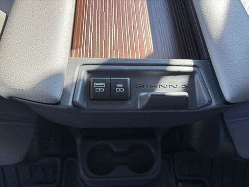 Used 2022 Toyota Sienna XLE image 10