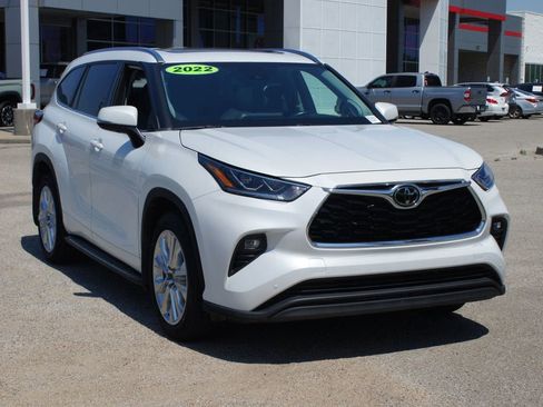 Used 2022 Toyota Highlander Limited FWD image 25