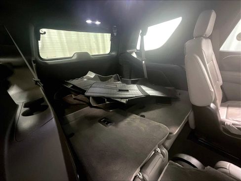 Used 2021 Chevrolet Tahoe LT w/ LT Signature Package image 17