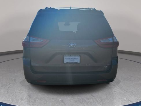 Used 2018 Toyota Sienna XLE w/ XLE Navigation Package AWD/4WD image 7