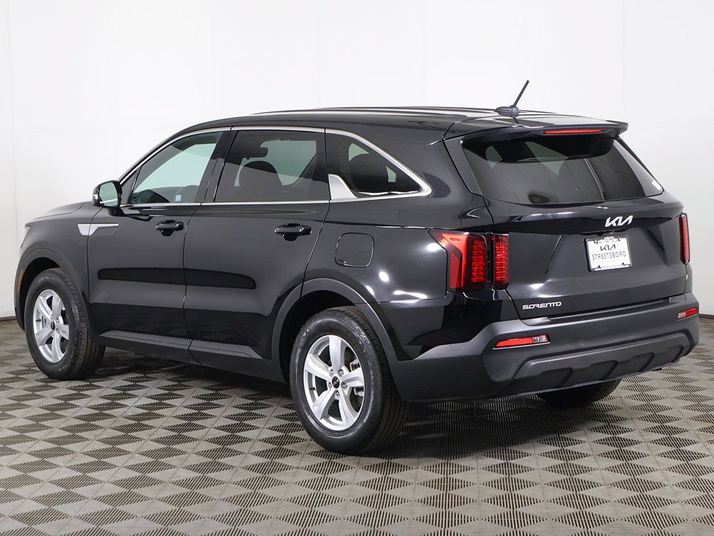 Used 2023 Kia Sorento LX FWD image 9