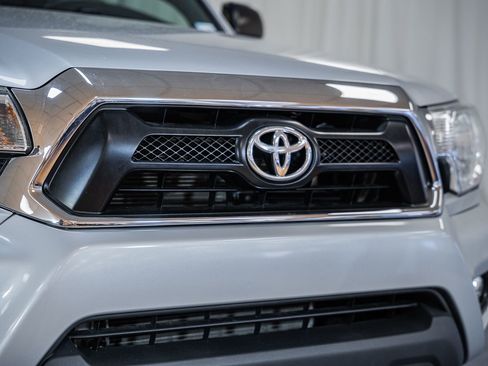 Used 2013 Toyota Tacoma 4x4 Access Cab V6 w/ TRD Off-Road Pkg image 14