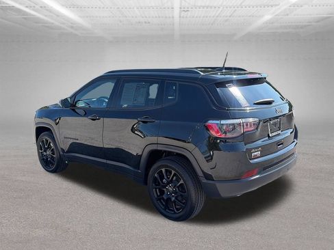 Used 2025 Jeep Compass Latitude w/ Convenience Group AWD/4WD image 4