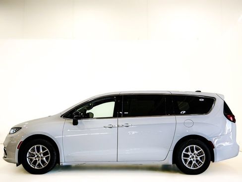 Used 2024 Chrysler Pacifica Touring-L FWD image 5