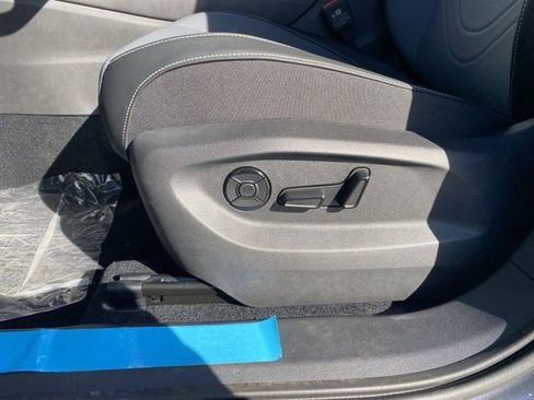 New 2025 Volkswagen Tiguan SE image 26