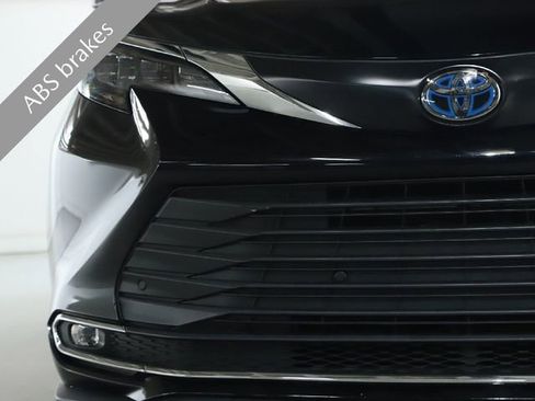 Used 2024 Toyota Sienna XLE image 7