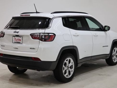 Used 2025 Jeep Compass Latitude w/ Sun & Sound Group AWD/4WD image 8