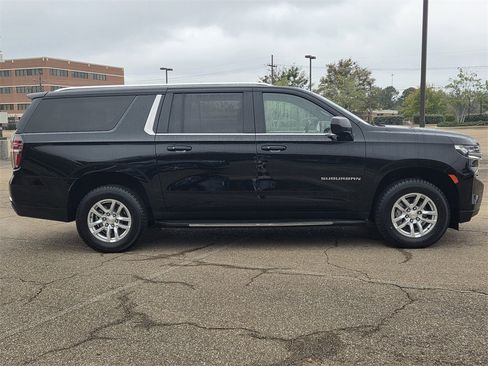 Used 2024 Chevrolet Suburban LT image 3