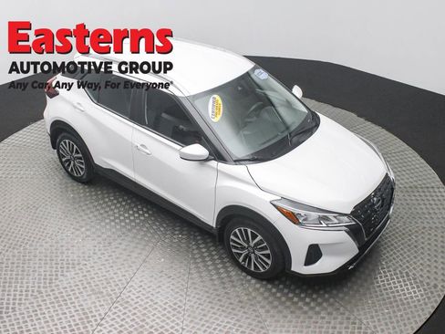 Used 2023 Nissan Kicks SV image 3
