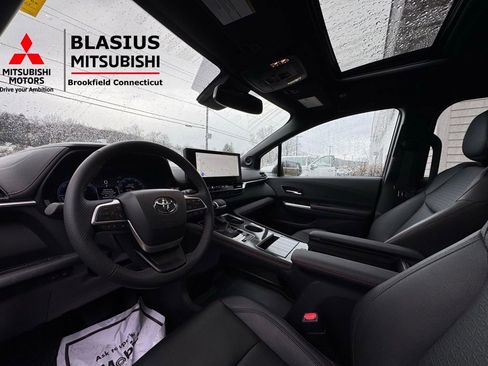 Used 2025 Toyota Sienna XSE w/ XSE Plus Package image 14