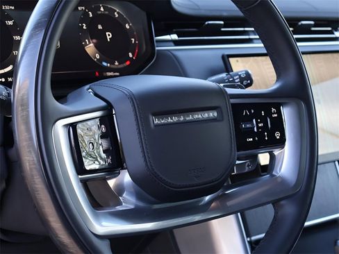 Certified 2025 Land Rover Range Rover SE image 18