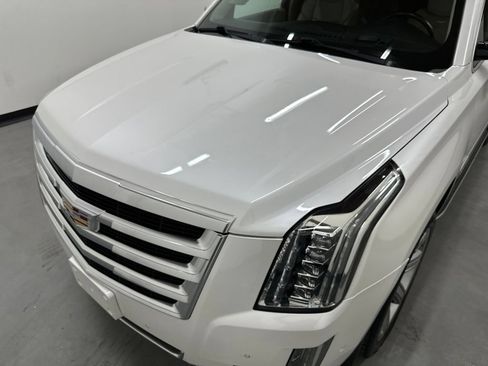 Used 2019 Cadillac Escalade Luxury AWD/4WD image 27