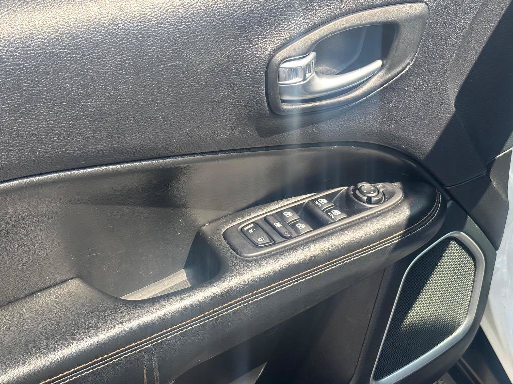 Used 2018 Jeep Compass Latitude w/ Popular Equipment Group AWD/4WD image 12
