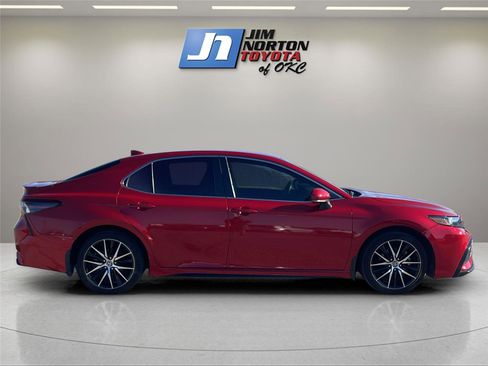 Used 2024 Toyota Camry SE image 4