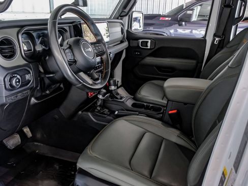 Used 2024 Jeep Gladiator Mojave w/ Convenience Group AWD/4WD image 14