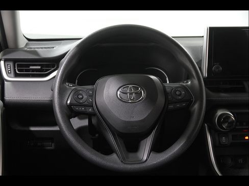 Used 2025 Toyota RAV4 LE AWD/4WD image 7