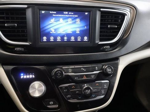 Used 2019 Chrysler Pacifica Touring-L image 19