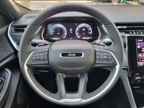 New 2025 Jeep Grand Cherokee Altitude image 14