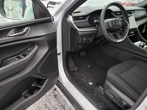 New 2025 Jeep Grand Cherokee L Laredo image 6