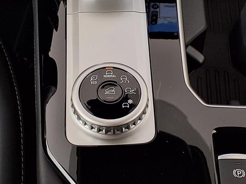 New 2025 Mitsubishi Outlander SE image 23