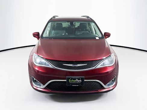 Used 2018 Chrysler Pacifica Touring-L FWD image 2
