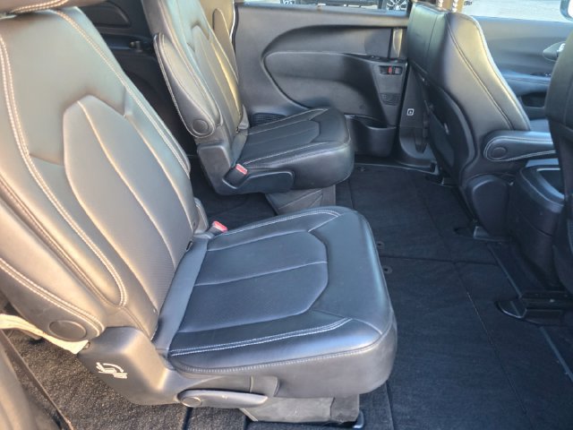 Certified 2025 Chrysler Pacifica Select w/ Fav Edition Package FWD image 29