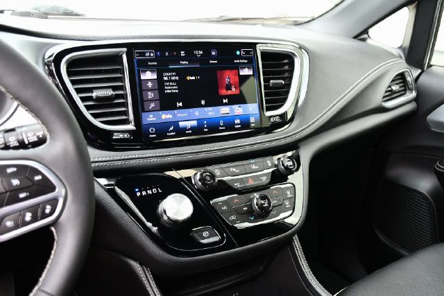 Used 2026 Chrysler Pacifica Limited FWD image 25