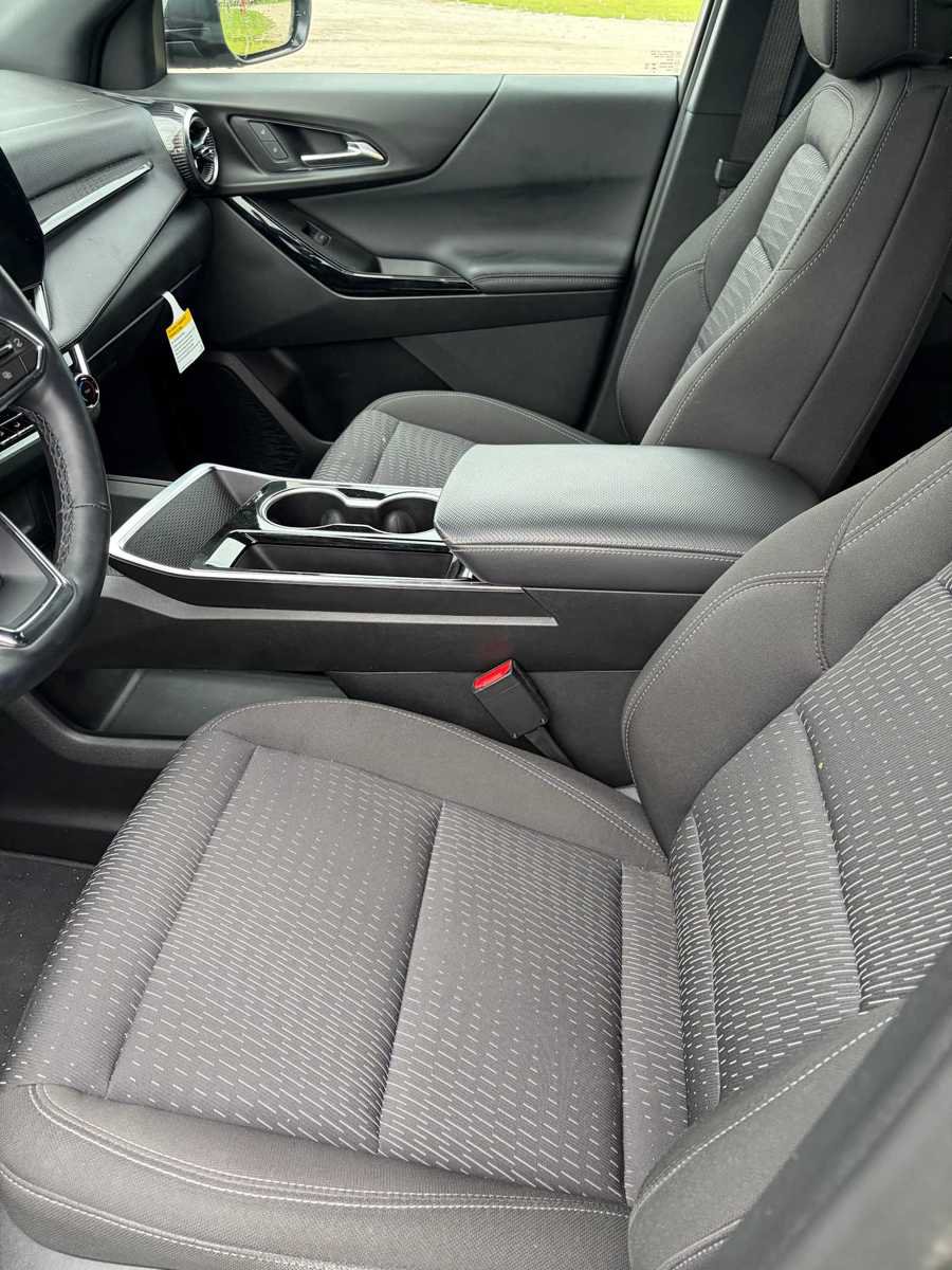 Used 2025 Chevrolet Equinox LT w/ Safety and Technology Package AWD/4WD image 12