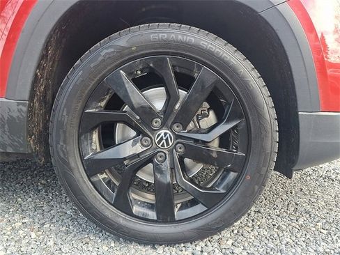 Certified 2022 Volkswagen Taos SE image 8
